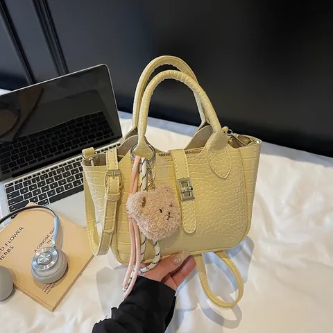 Bolso de Mano de Moda para Mujer con Patrón de Cocodrilo de Cuero PU con Colgante de Oso Correa Ajustable Bolso de Cubo