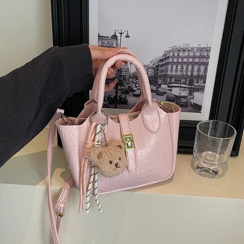 Bolso de Mano de Moda para Mujer con Patrón de Cocodrilo de Cuero PU con Colgante de Oso Correa Ajustable Bolso de Cubo