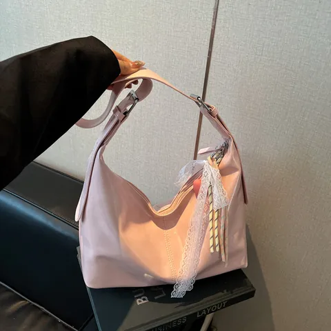 Grande Borsa a Tracolla Hobo in Pelle PU per Donna Finitura Lucida Tote con Fiocco in Pizzo Ciondolo a Cuore Borsa Urban Minimalista