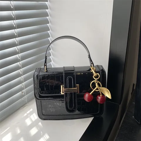 Damen Krokodil-Muster Glänzende PU-Leder Handtasche Vintage Metallschnalle Umhängetasche Mit Kirsch-Anhänger