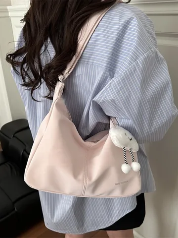 Sac Hobo Minimaliste en Nylon pour Femmes Avec Pendentif Nuage en Peluche Sac à Épaule Bandoulière Couleur Unie Pour Quotidien