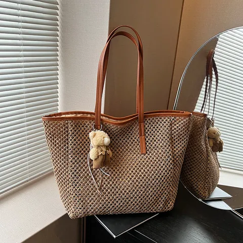 Große Kapazität Stroh Geflochtene Tote Bag Mit Bärenanhänger Sommer Strandurlaub Handgemachte Umhängetasche Reißverschluss Handtasche
