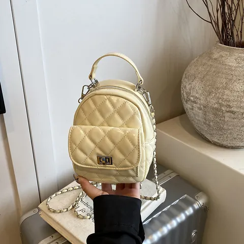 Mochila Mini de Piel PU Acolchada para Mujer Diseño de Rombos Bolso Bandolera con Cadena Plateada y Cierre de Giro Metálico