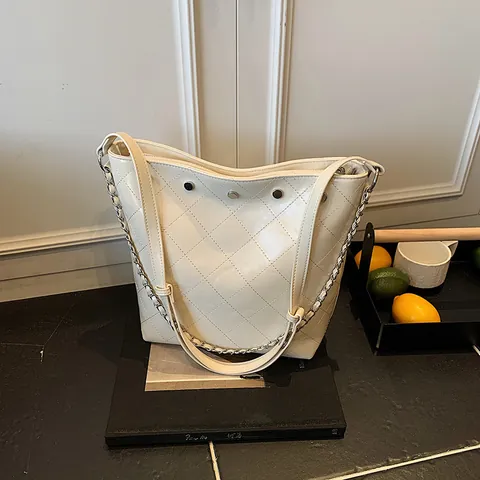 Bolso de Cubo de Cuero PU Acolchado para Mujer Con Correa de Cadena y Remaches Bolso de Hombro de Moda para Viajes Diarios Gran Capacidad