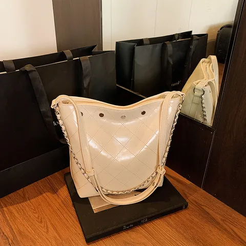 Bolso de Cubo de Cuero PU Acolchado para Mujer Con Correa de Cadena y Remaches Bolso de Hombro de Moda para Viajes Diarios Gran Capacidad