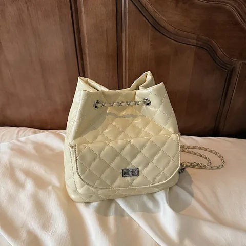 Mode Gesteppt PU Leder Kette Rucksack Für Damen Silber Metall Drehverschluss Eimertasche Lässig Street Travel Daypack