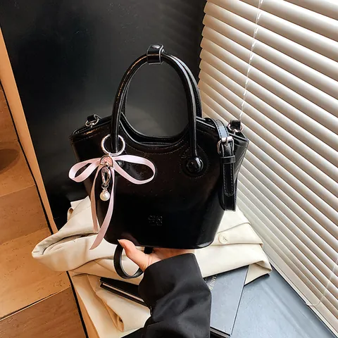 Sac à Main en Cuir PU pour Femmes Tendance Sac Panier Couleur Unie Sac Bandoulière Avec Ruban en Satin et Pendentif Perle pour le Quotidien