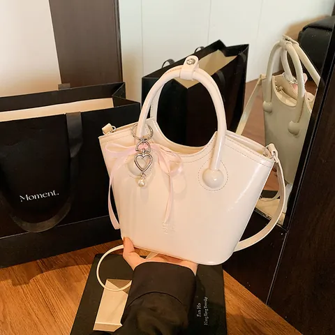 Sac à Main en Cuir PU pour Femmes Tendance Sac Panier Couleur Unie Sac Bandoulière Avec Ruban en Satin et Pendentif Perle pour le Quotidien