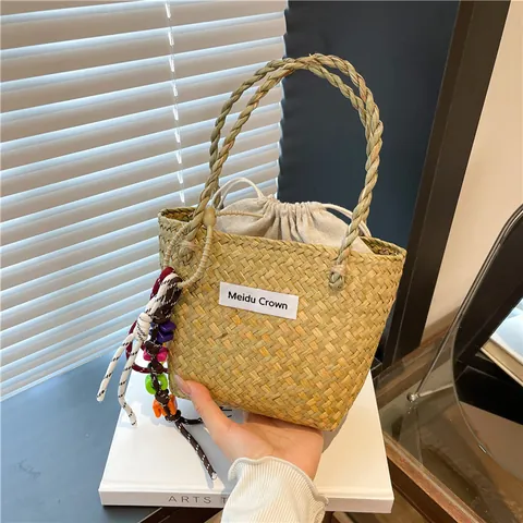 Damen Gewebte Stroh Handtasche Casual Sommer Strand Urlaub Tote Mit Kordelzug Innentasche Und Bunten Quasten Anhänger Dekor
