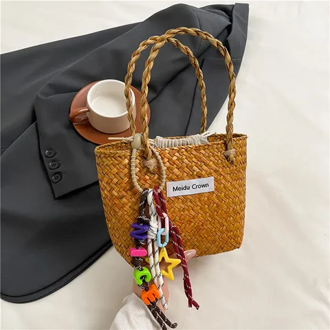 Damen Gewebte Stroh Handtasche Casual Sommer Strand Urlaub Tote Mit Kordelzug Innentasche Und Bunten Quasten Anhänger Dekor
