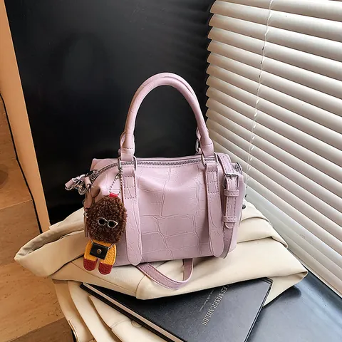 Sac Boston Vintage pour Femmes Gaufré Croco en Cuir PU Sac Bowling Avec Pendentif en Peluche Élégant Bandoulière Navette