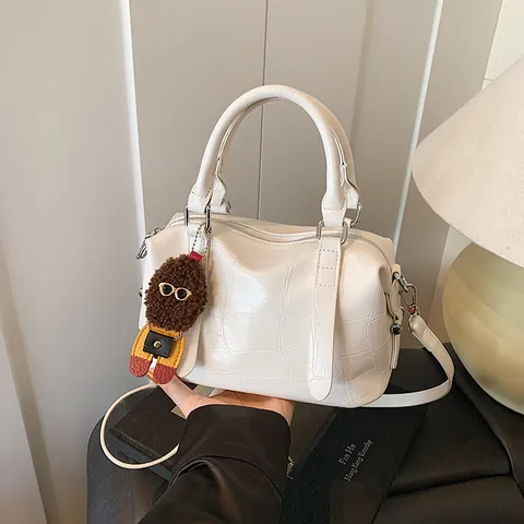 Sac Boston Vintage pour Femmes Gaufré Croco en Cuir PU Sac Bowling Avec Pendentif en Peluche Élégant Bandoulière Navette