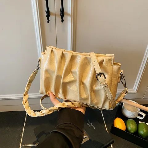 Borsa Nuvola Arricciata Chic da Donna in PU Lucido a Pieghe Con Tracolla Intrecciata Catena in Metallo Borsa a Tracolla Moda Coreana