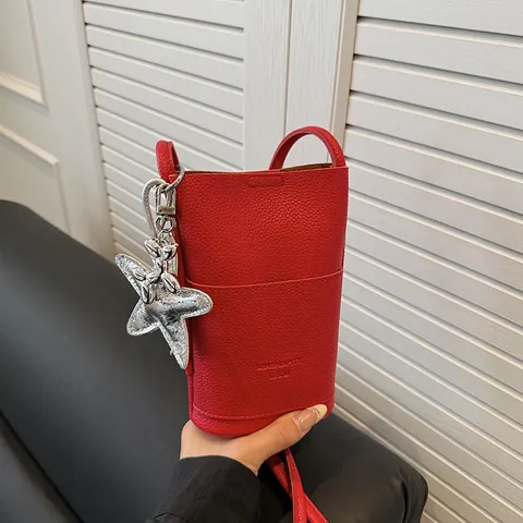 Borsa per Cellulare Donna in Pelle PU Trama Litchi Minimalista Piccola Borsa a Tracolla Elegante Borsa Messenger Quotidiana Con Ciondolo in Metallo