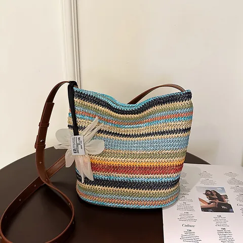 Borsa a Secchiello in Paglia Intrecciata a Strisce Arcobaleno da Donna Borsa a Tracolla da Spiaggia Estiva Bohemienne Con Ciondolo a Fiore