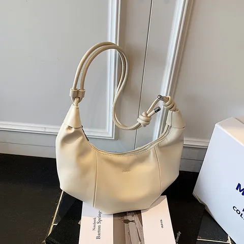Dames Mode PU Leer Hobo Tas Geplooid Halve Maan Schoudertas Met Knoopriem Hart Hanger Casual Dagelijkse Forenzentas