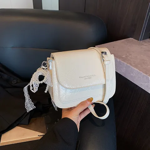 Damen Street Style Plissierte PU Leder Umhängetasche Kleine Quadratische Crossbody Bag Mit Künstliche Perlen Spitze Anhänger Magnetverschluss