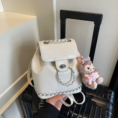Mochila Mini para Mujer de Moda Cuero de PU Arrugado Decoración de Cadena de Metal Bolso Escolar Casual Viaje Rucksack