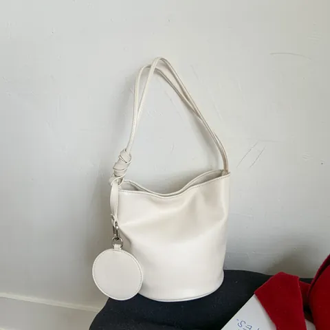 Damen Minimalistische Kunstleder Beuteltasche Mit Knotenriemen Große Kapazität Fashion Tote Bag Mit Rundem Münztaschen Anhänger