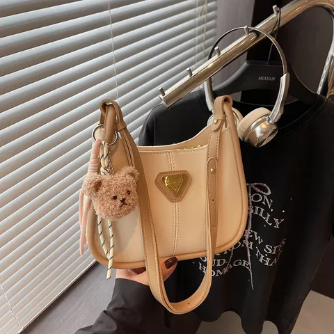 Sac sous le bras pour Femme en Cuir PU Sac à Épaule Mode Avec Logo Métallique Triangulaire Sac Cabas Décontracté Porte-clés Ours
