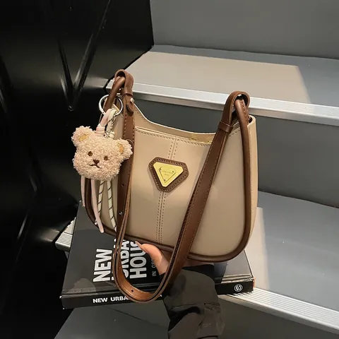 Sac sous le bras pour Femme en Cuir PU Sac à Épaule Mode Avec Logo Métallique Triangulaire Sac Cabas Décontracté Porte-clés Ours