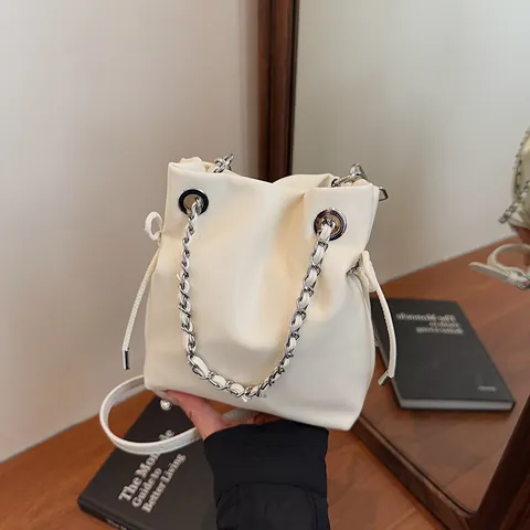 Borsa a Secchiello da Donna Minimalista in Pelle PU Borsa a Tracolla di Tendenza Con Catena d'Argento per lo Street Style Quotidiano