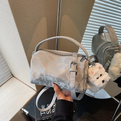 Bolso Boston de Cuero PU para Mujer con Textura de Mármol y Ondas de Agua Bolso de Hombro con Colgante de Perro de Peluche Bolso Almohada
