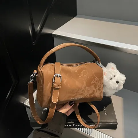 Bolso Boston de Cuero PU para Mujer con Textura de Mármol y Ondas de Agua Bolso de Hombro con Colgante de Perro de Peluche Bolso Almohada