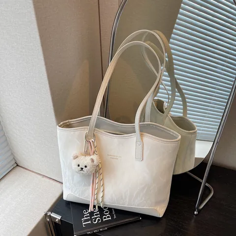Grand Sac Fourre-Tout pour Femme en Cuir PU Plissé Avec Pendentif Ours Mignon Style de Rue Sac à Épaule pour le Quotidien
