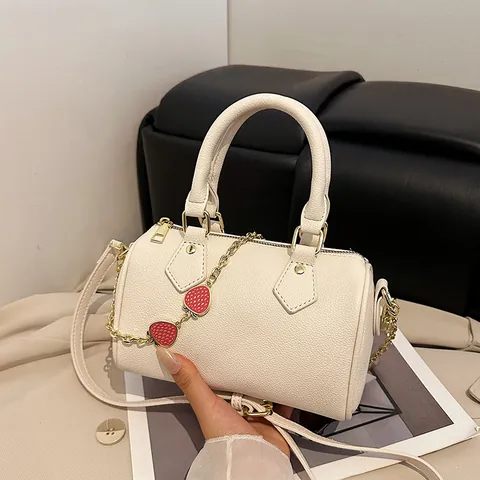 Elegante Borsa Boston in Pelle PU con Trama Litchi e Simpatico Ciondolo a Fragola per Donna Borsa a Tracolla Versatile Retrò