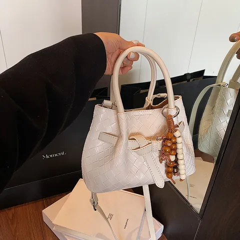 Minimalistische Geweven PU Leren Handtas Voor Dames Vintage Schouder Crossbody Tas Met Houten Kralen Bedel Mode Handtas