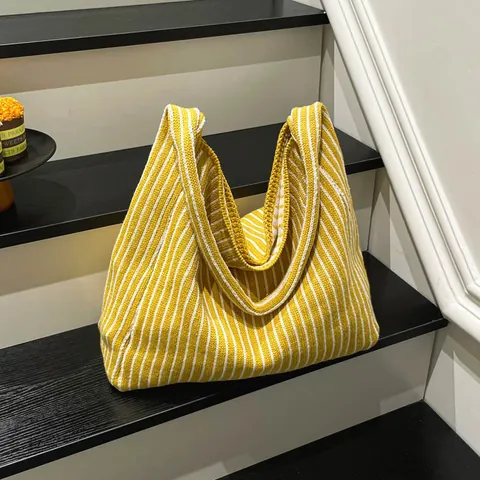 Borsa Tote in Maglia a Strisce da Donna Grande Capacità Casual Motivo Verticale Borsa a Tracolla Con Ciondolo a Nappa in Grani di Legno