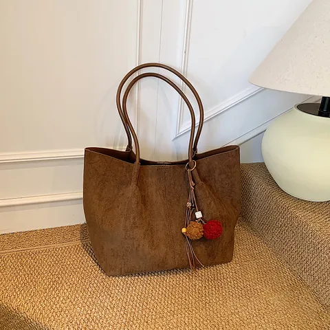 Bolso Tote de Gamuza de Gran Capacidad para Mujer Bolso de Hombro Minimalista Con Colgante de Pompones Bolso de Mano Casual para Viaje Diario 2025 Nueva Moda Street Style