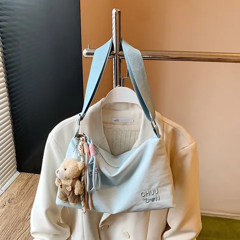 Sac Bandoulière en Tissu de Grande Capacité pour Femme Tendance Rue Couleur Unie Avec Pendentif Ours Sac Étudiant