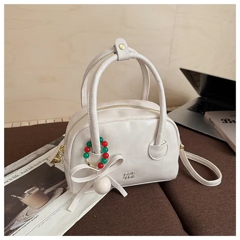 Borsa Boston Donna Moda in Pelle PU Lucida Handbag Tinta Unita Retrò Con Ciondolo a Fiocco e Perle Tracolla Regolabile Borsa Crossbody Casual Quotidiana