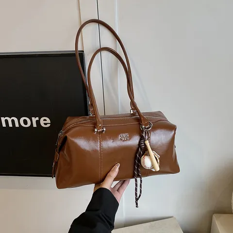 Borsa Sottobraccio da Donna in Pelle PU Lucida Retro Finitura a Cera d'Olio Borsa a Tracolla Con Pendaglio da Baseball Tinta Unita