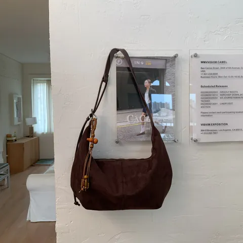 Bolso Hobo de Gamuza para Mujer Vintage Minimalista Media Luna Bolso de Hombro Con Borla de Madera Retro Color Sólido Bolso de Mano