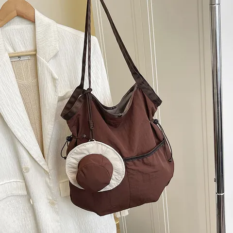 Japanischer Ins Stil Große Kapazität Nylon Tragetasche Für Damen Lässige Schultertasche Mit Mini Hut Anhänger Alltag Handtasche