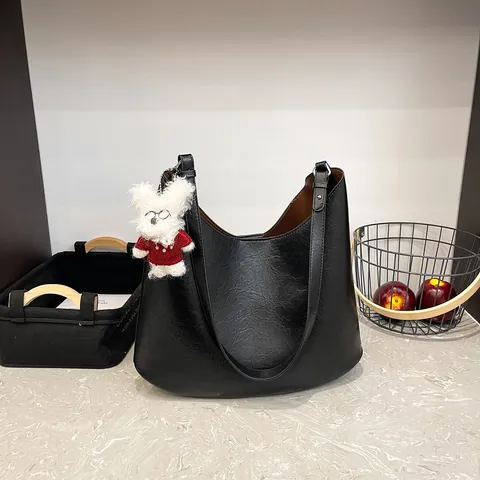 Große Damen Tragetasche Minimalistisches PU Leder Hobo Umhängetasche Mit Süßem Plüsch Anhänger Für Tägliches Pendeln Schule