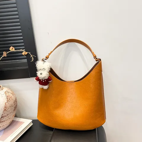 Große Damen Tragetasche Minimalistisches PU Leder Hobo Umhängetasche Mit Süßem Plüsch Anhänger Für Tägliches Pendeln Schule