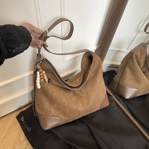 Vintage Suède Textuur Polyester Tote Bag Voor Vrouwen Grote Capaciteit Hobo Schoudertas Met Verstelbare Riem En Kralen Hanger