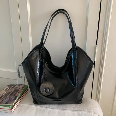 Große Kapazität Glänzend PU Leder Tote Bag Für Damen Vintage Minimalistische Schultertasche Pendler Hobo Handtasche Mit Anhänger