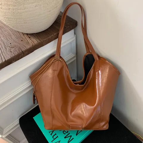 Große Kapazität Glänzend PU Leder Tote Bag Für Damen Vintage Minimalistische Schultertasche Pendler Hobo Handtasche Mit Anhänger