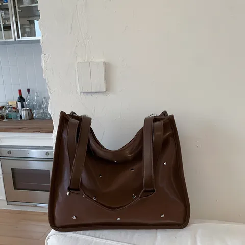 Glänzend PU Leder Shopper Damen Große Kapazität Herz Nieten Schultertasche Vintage Casual Pendler Handtasche