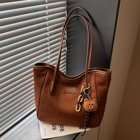 Sac Cabas Femme Grande Capacité en Cuir PU Texture Daim Givré Minimaliste Sac à Épaule pour Trajet Avec Pendentif Ours Sac Automne