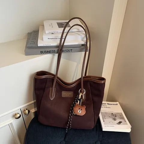 Sac Cabas Femme Grande Capacité en Cuir PU Texture Daim Givré Minimaliste Sac à Épaule pour Trajet Avec Pendentif Ours Sac Automne