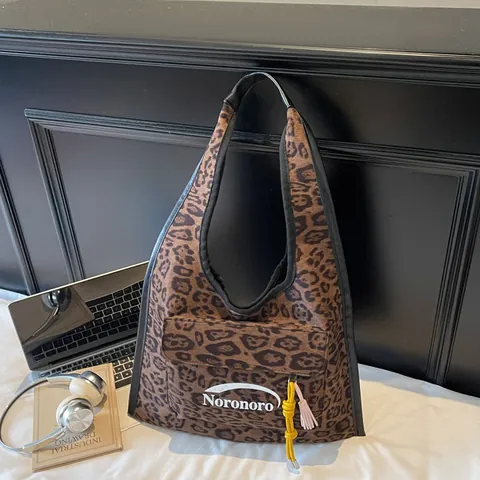 Women Leopard Print Suede Tote Bag Large Capacity Vintage Hobo Shoulder Bag With Flap Pocket Tassel Charm Casual Handbag