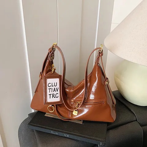 Borsa a Spalla Hobo da Donna Retro Grande Capacità Pelle PU Lucida Shopping Pendolare Ufficio Con Hardware Dorato e Ciondolo Lettera