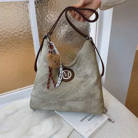 Sac Hobo en Simili Cuir Vintage Grande Capacité pour Femme Avec Pendentif Ours Logo M Sac à Bandoulière de Mode