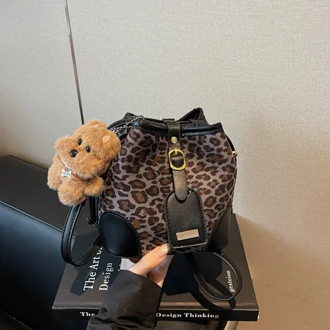 Damen Retro Leopardenmuster Beuteltasche Wildleder Kordelzug Umhängetasche Mit Plüsch Bär Anhänger Mode Handtasche